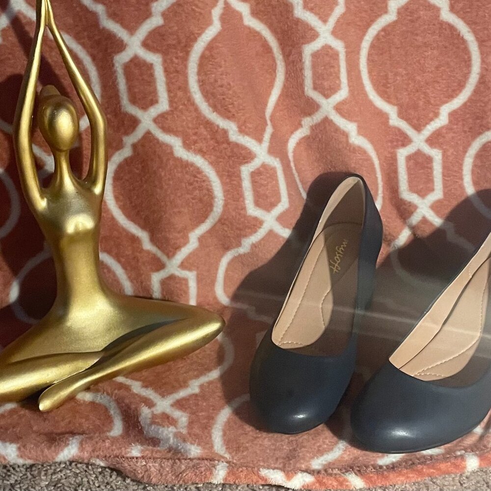 MY SOFT Women’s Size 8.5 Navy Closed-Toe Heels - Picture 3 of 8